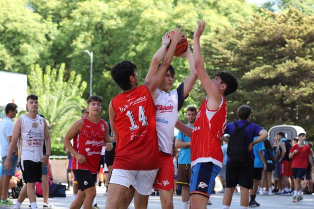 Tres participantes disputan un partido en el XI Encuentro de Baloncesto Solidario 3x3 de Astrapace.
