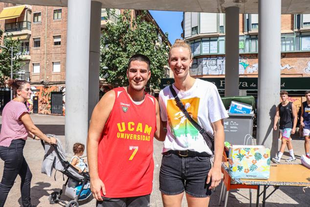 Tres participantes disputan un partido en el XI Encuentro de Baloncesto Solidario 3x3 de Astrapace.