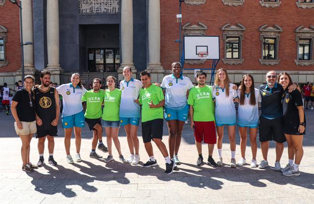 Tres participantes disputan un partido en el XI Encuentro de Baloncesto Solidario 3x3 de Astrapace.