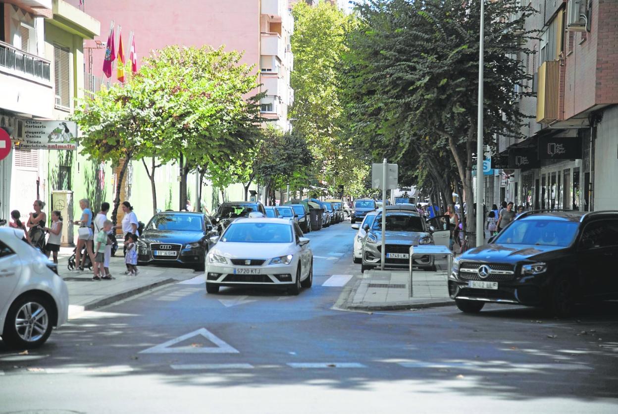 Un coche accede al cruce de Pintor Balaca con Ramón y Cajal, en el Ensanche, y a la derecha, la zona elegida para las pruebas. 