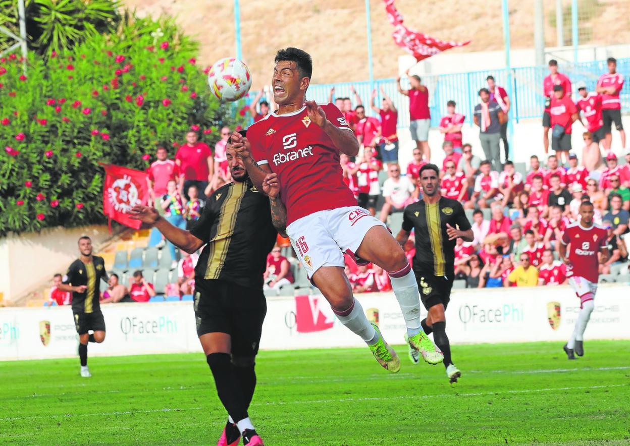 Miku pugna por un balón en el encuentro del pasado domingo frente al Intercity. 