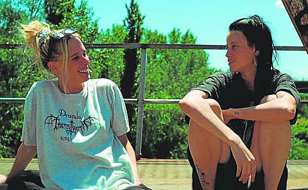 Imagen principal - Imagen de una escena de Milena Smit en la película 'Libélulas' (arriba). La actriz da vida a Cata, una chica crecida en la periferia. En la imagen de la izquierda, con Pol Hermoso. Cartel de la película, a la derecha.