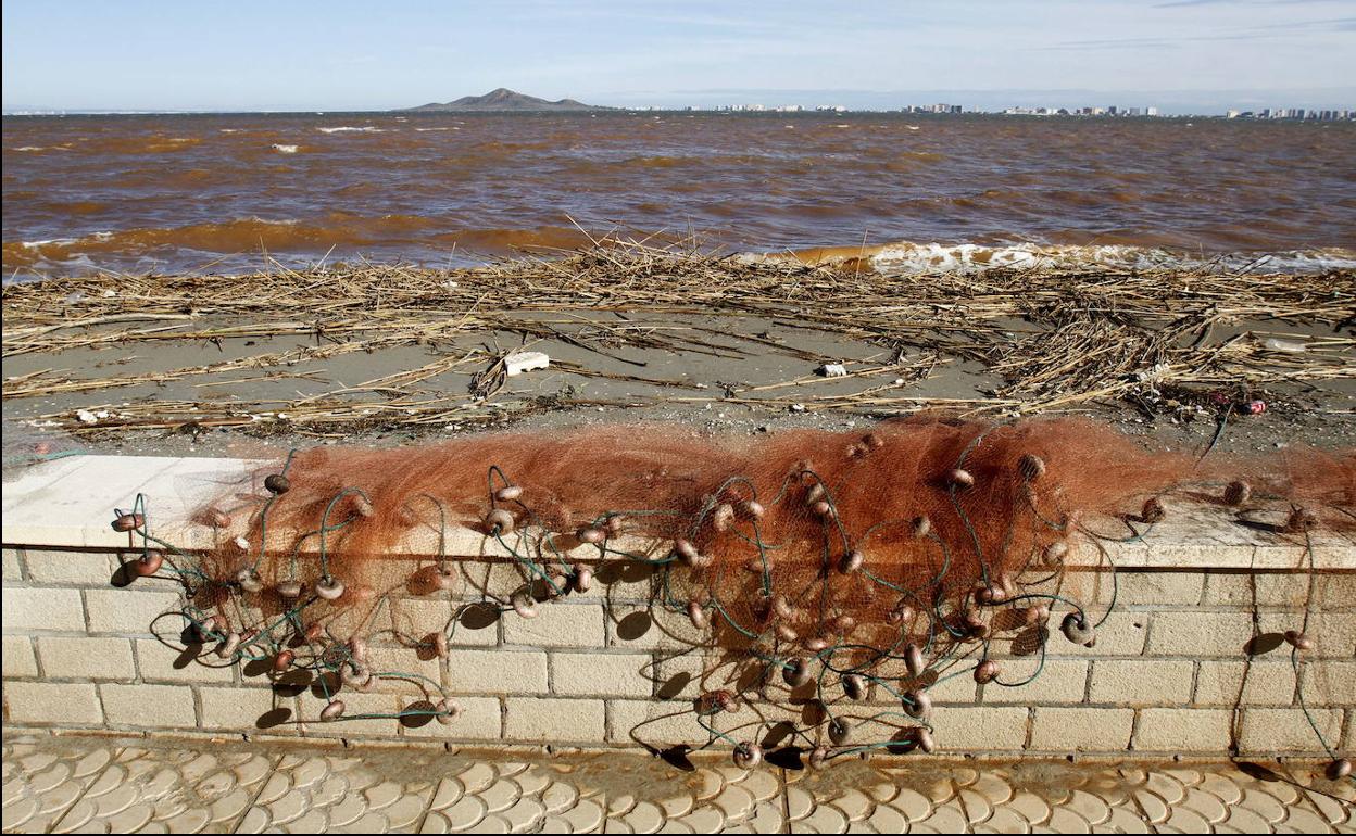 Orilla del Mar Menor deteriorada en Los Nietos después de un episodio de lluvias torrenciales.
