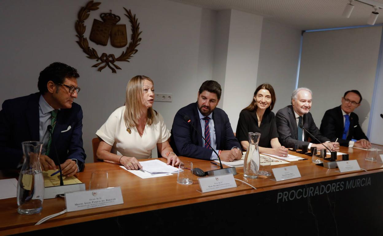 La ministra Pilar Llop (2d), ayer, con Pasqual del Riquelme, María Dolores Cantó, López Miras, Juan Carlos Estévez y José Luis Díaz Manzanera. 