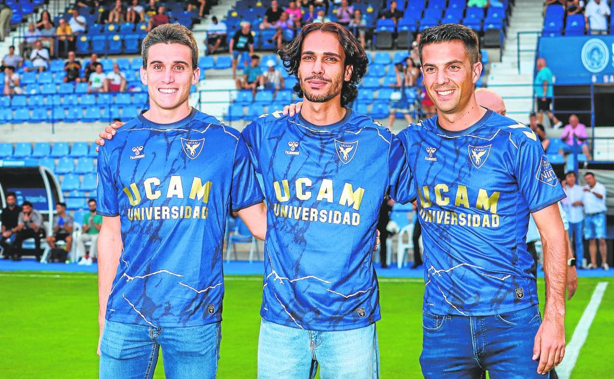 Los atletas Mariano García, Mo Katir y Miguel Ángel López hicieron el saque de honor. 