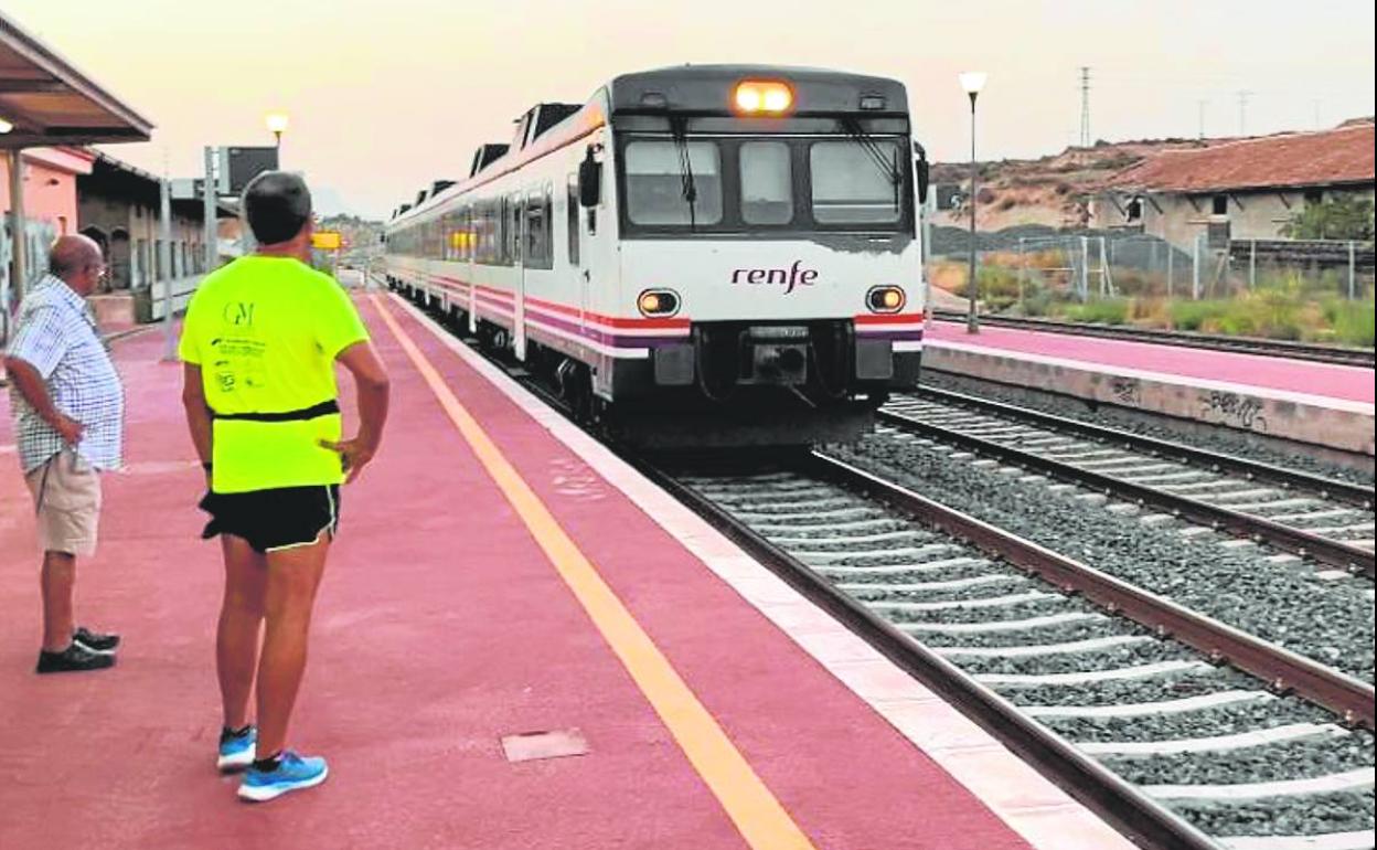 El último tren de circuló entre Albacete y Archena el 31 de agosto: un automotor de los años 80. 