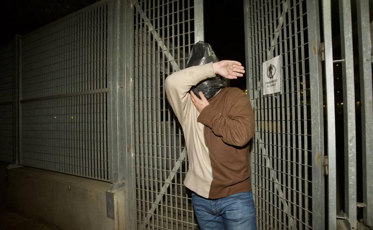 Miguel A. P., principal acusado de la agresión, abandona los juzgados tras recobrar la libertad. 