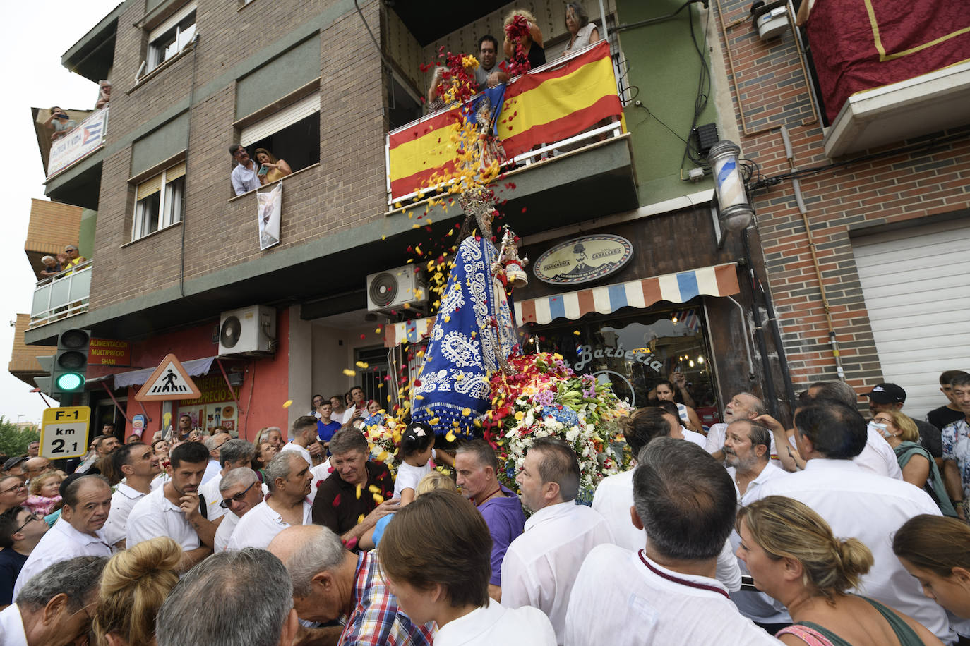 Miles de romeros acompañan a la Virgen de la Fuensanta de vuelta a su Santuario. 