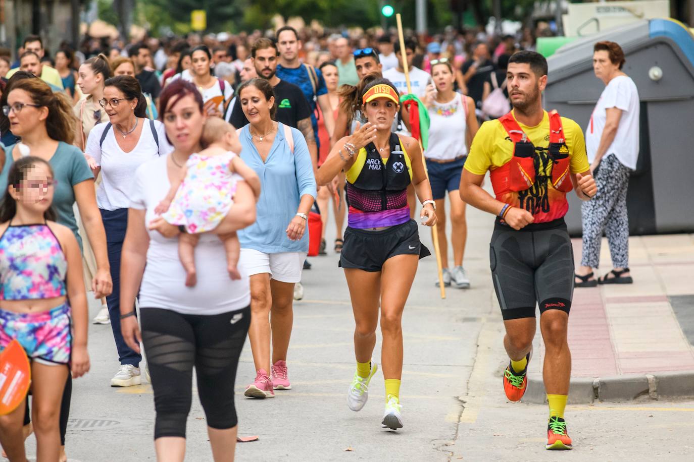 Miles de romeros acompañan a la Virgen de la Fuensanta de vuelta a su Santuario. 