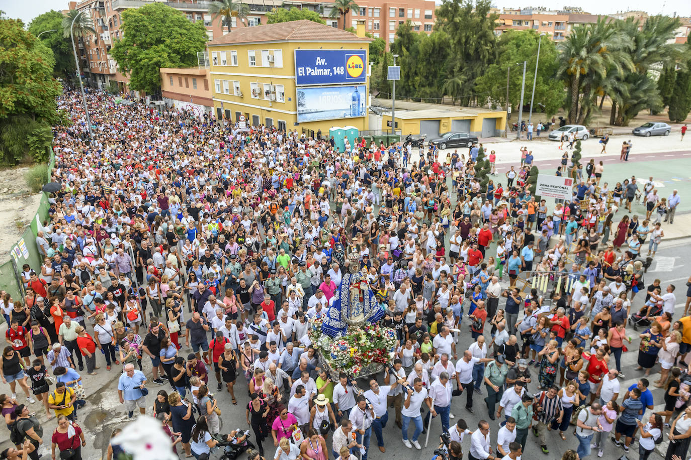 Miles de romeros acompañan a la Virgen de la Fuensanta de vuelta a su Santuario. 