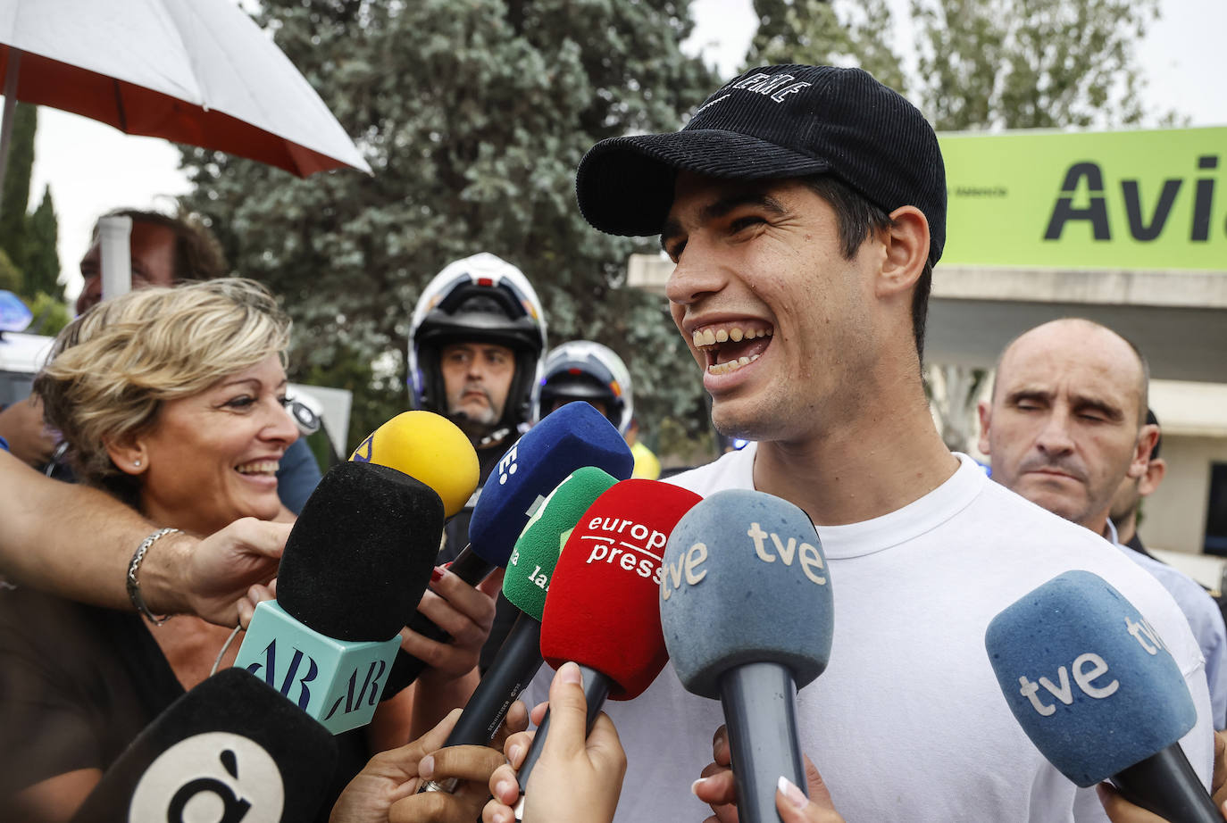 Decenas de medios esperan a Alcaraz a su salida del aeropuerto de Manises tras convertirse en número uno del mundo. 