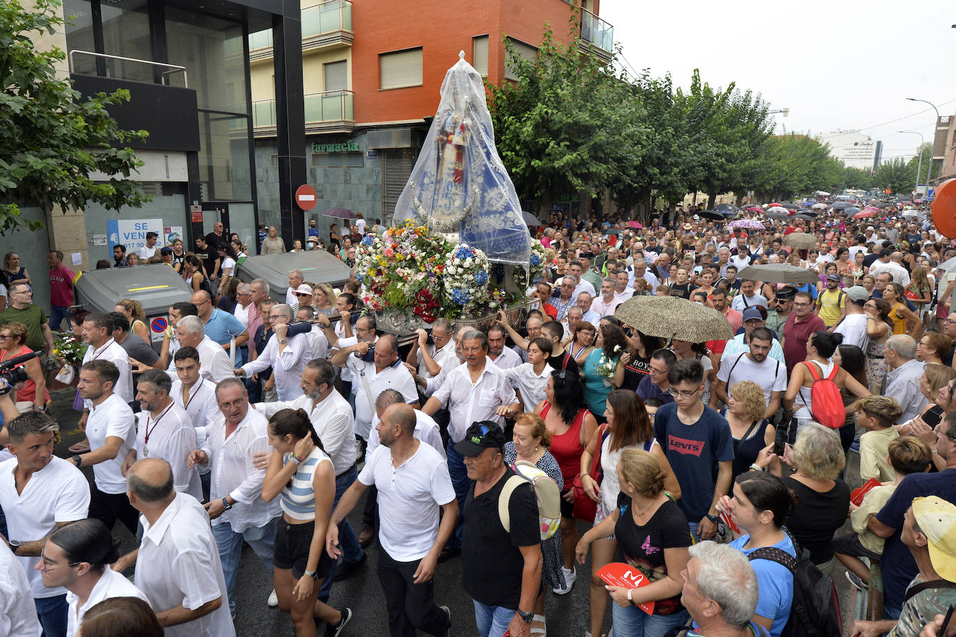 Miles de romeros acompañan a la Virgen de la Fuensanta de vuelta a su Santuario. 