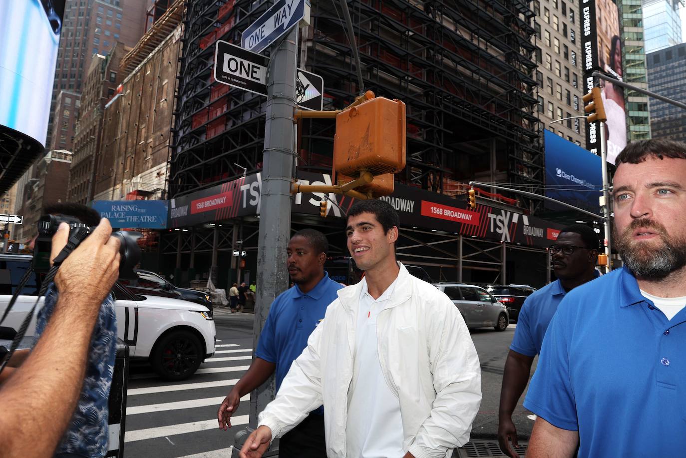 Paseando por Manhattan, ayer, escoltado por varios guardaespaldas y seguido por cámaras de televisión y fotógrafos. 