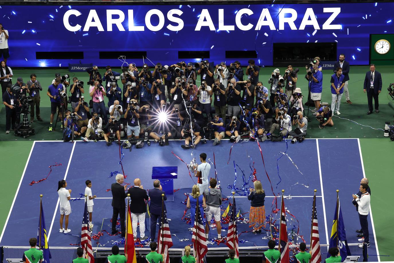 Posando con el trofeo tras la ceremonia que puso final US Open, el pasado domingo en la Arthur Ashe, la pista de tenis más grande del planeta.