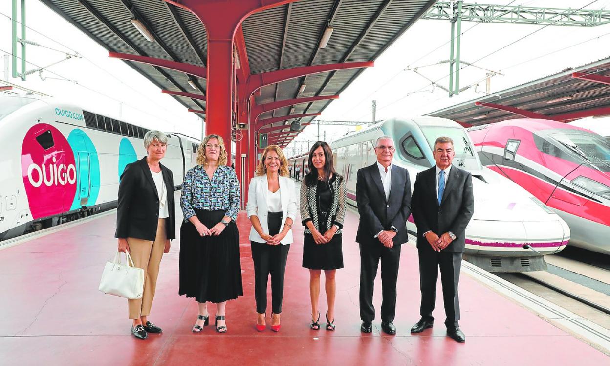 La directora general de Ouigo España, la presidenta de Adif, la ministra de Transportes, la secretaria de Estado de Infraestructuras, el presidente de Renfe y el presidente de Iryo, ayer, en la estación de Chamartín. 