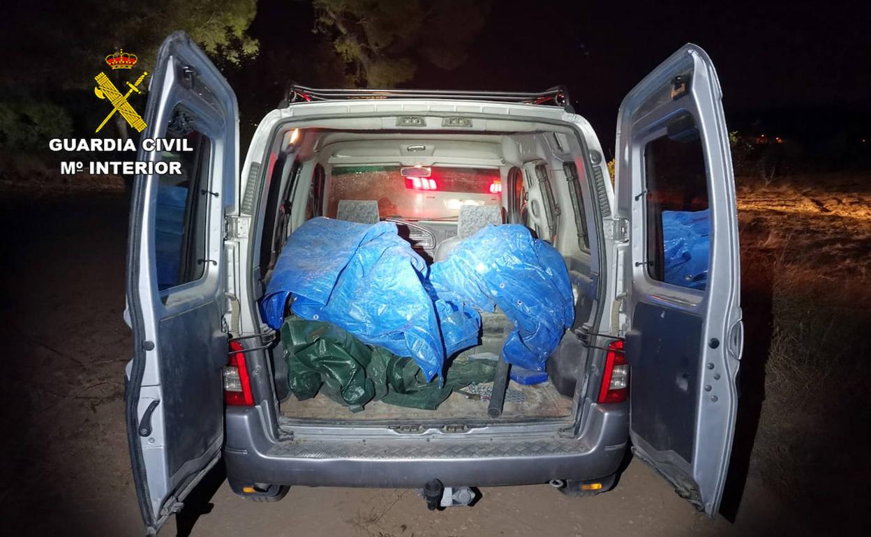 Uno de los vehículos mixtos utilizados por las bandas para robar los productos agrícolas. 