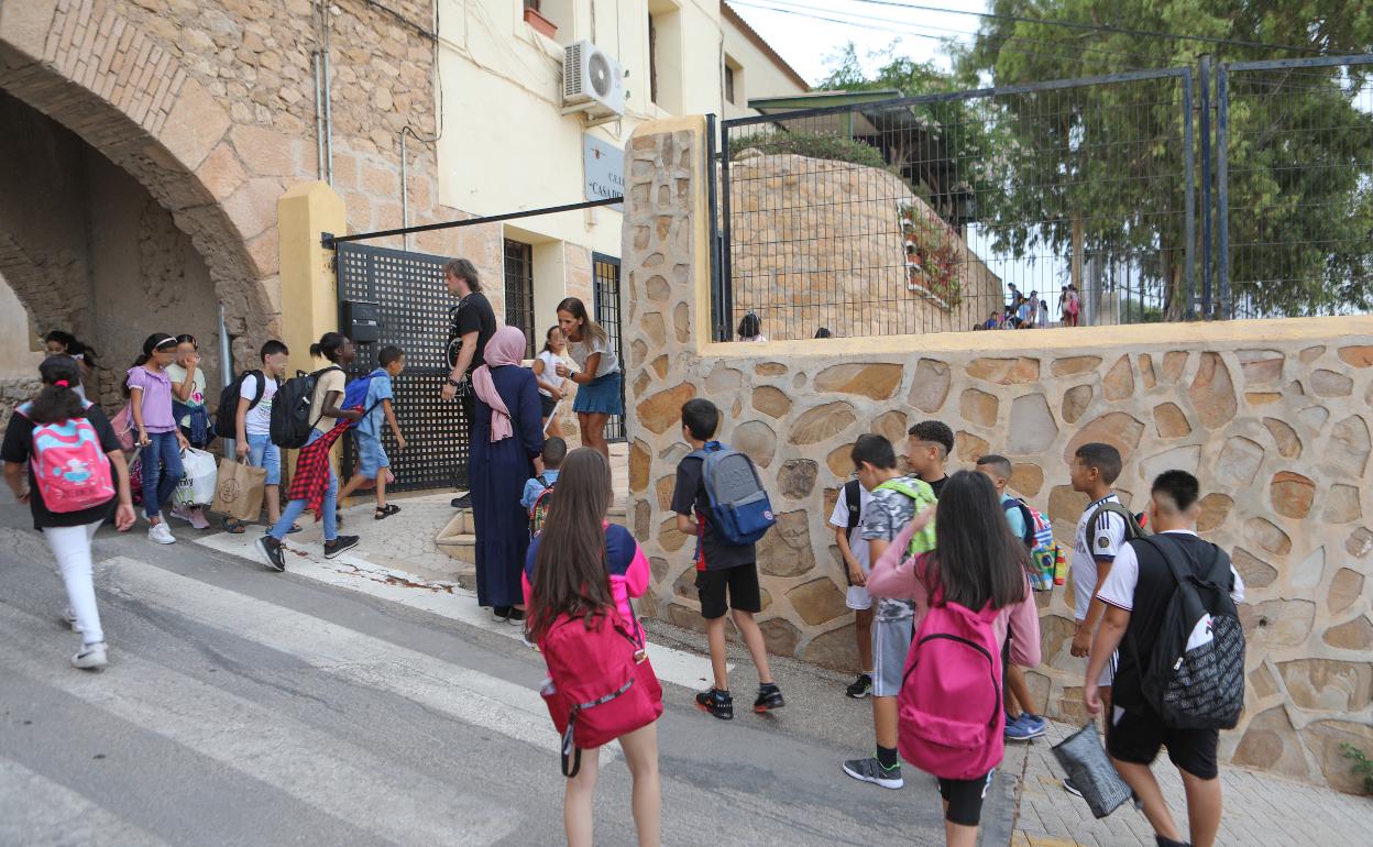 Alumnos del colegio Casa del Niño entran al centro para el inicio de la jornada escolar. 