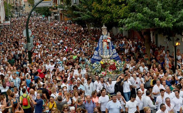 Una multitud acompaña a la Fuensanta en su camino hacia el monte, tras los dos años de parón obligado por la pandemia.