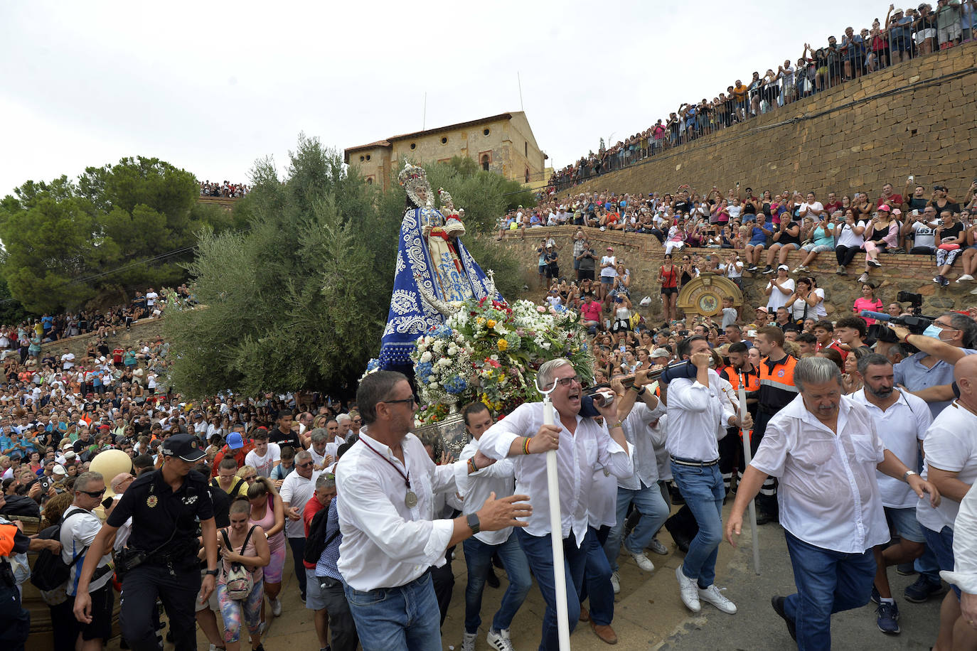 Miles de romeros acompañan a la Virgen de la Fuensanta de vuelta a su Santuario. 