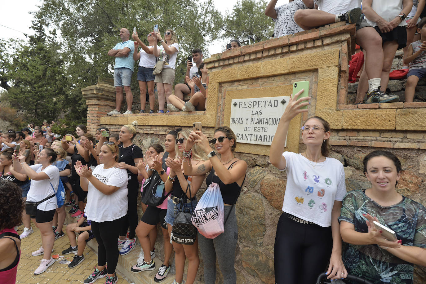 Miles de romeros acompañan a la Virgen de la Fuensanta de vuelta a su Santuario. 