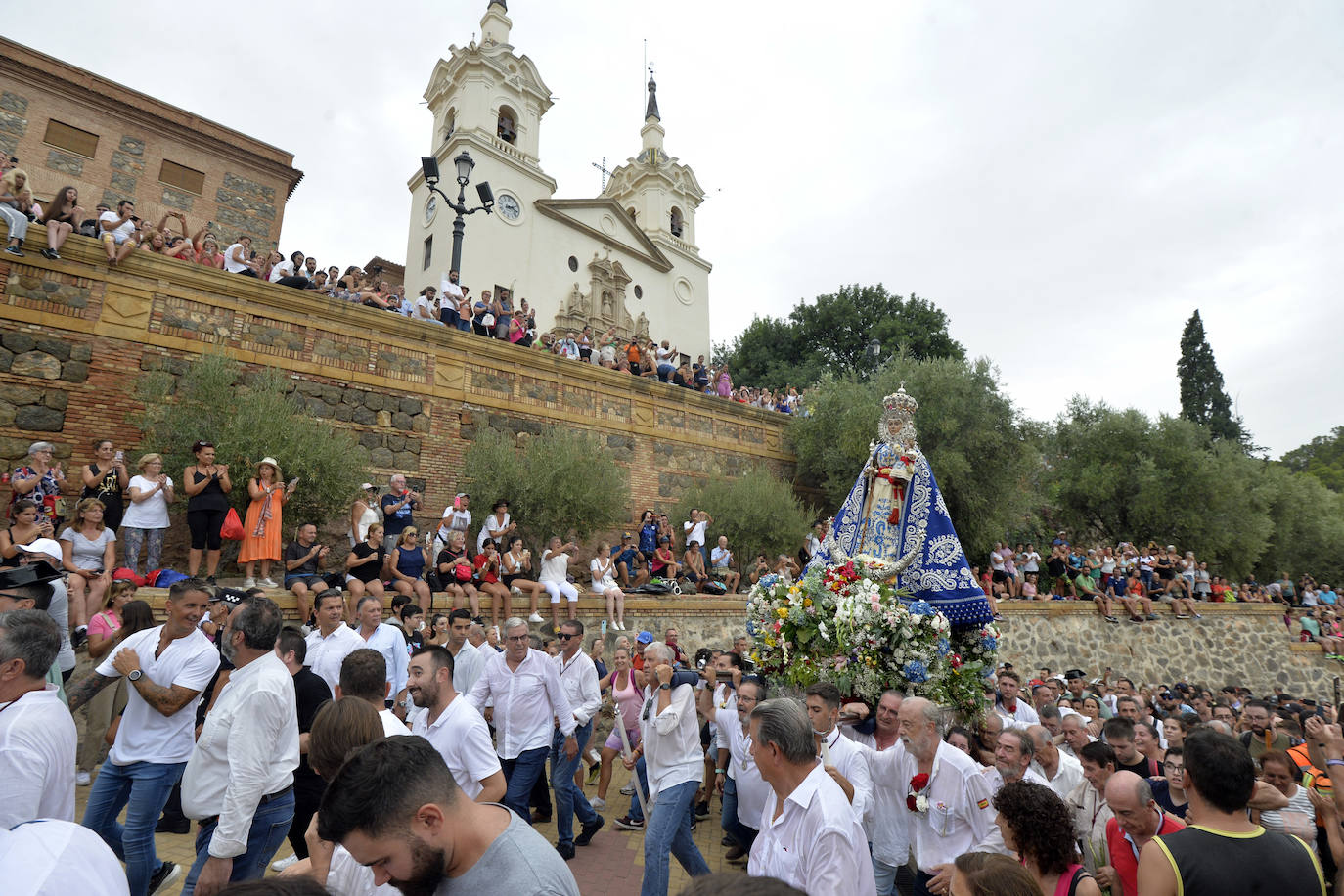 Miles de romeros acompañan a la Virgen de la Fuensanta de vuelta a su Santuario. 