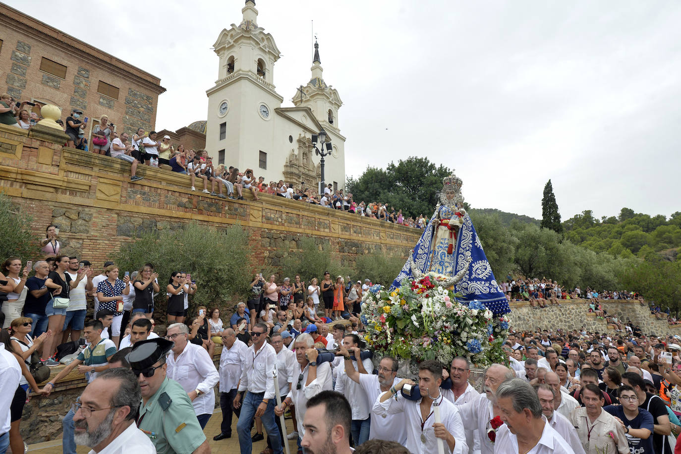 Miles de romeros acompañan a la Virgen de la Fuensanta de vuelta a su Santuario. 