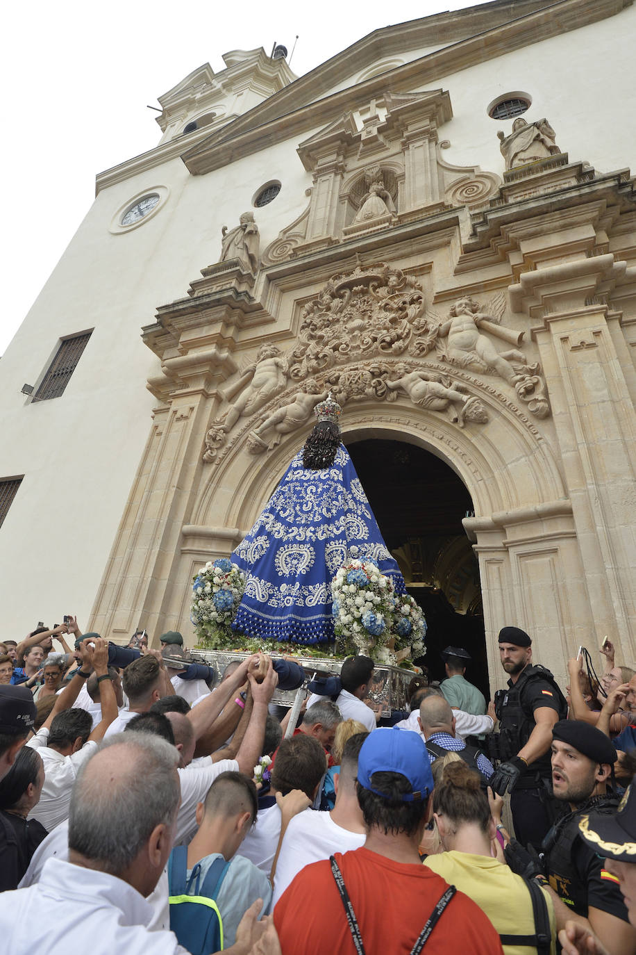 Miles de romeros acompañan a la Virgen de la Fuensanta de vuelta a su Santuario. 