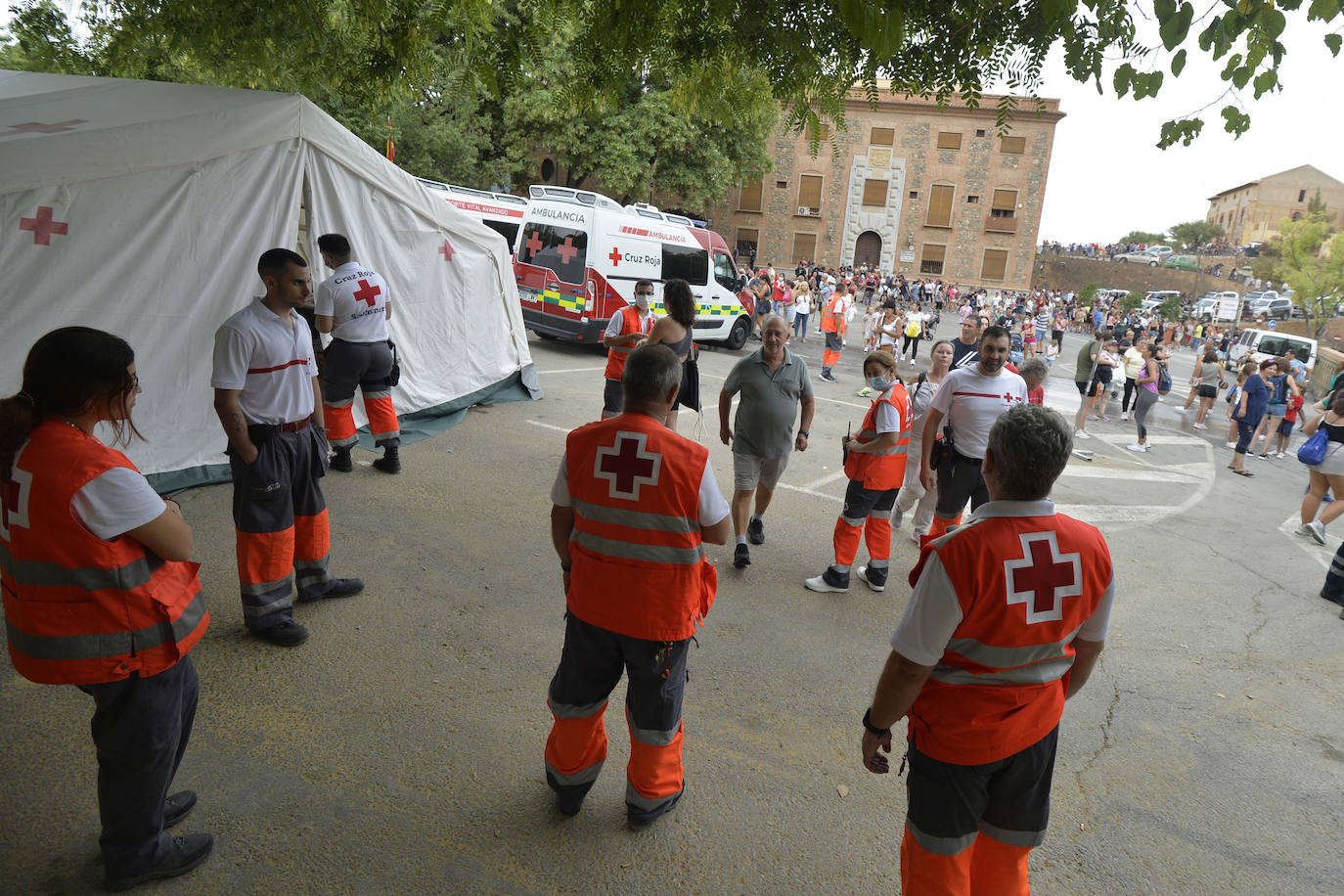 Miles de romeros acompañan a la Virgen de la Fuensanta de vuelta a su Santuario. 