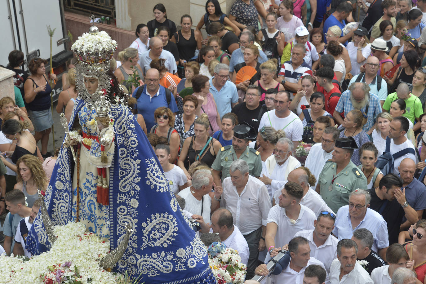 Miles de romeros acompañan a la Virgen de la Fuensanta de vuelta a su Santuario. 