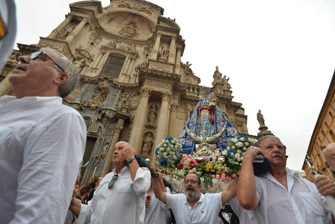 Miles de romeros acompañan a la Virgen de la Fuensanta de vuelta a su Santuario. 