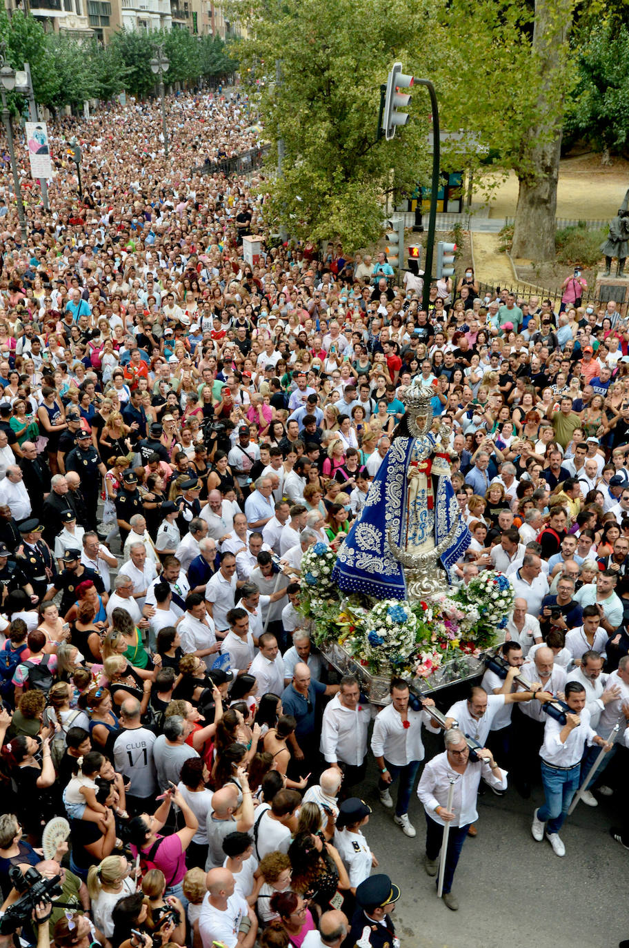 Miles de romeros acompañan a la Virgen de la Fuensanta de vuelta a su Santuario. 