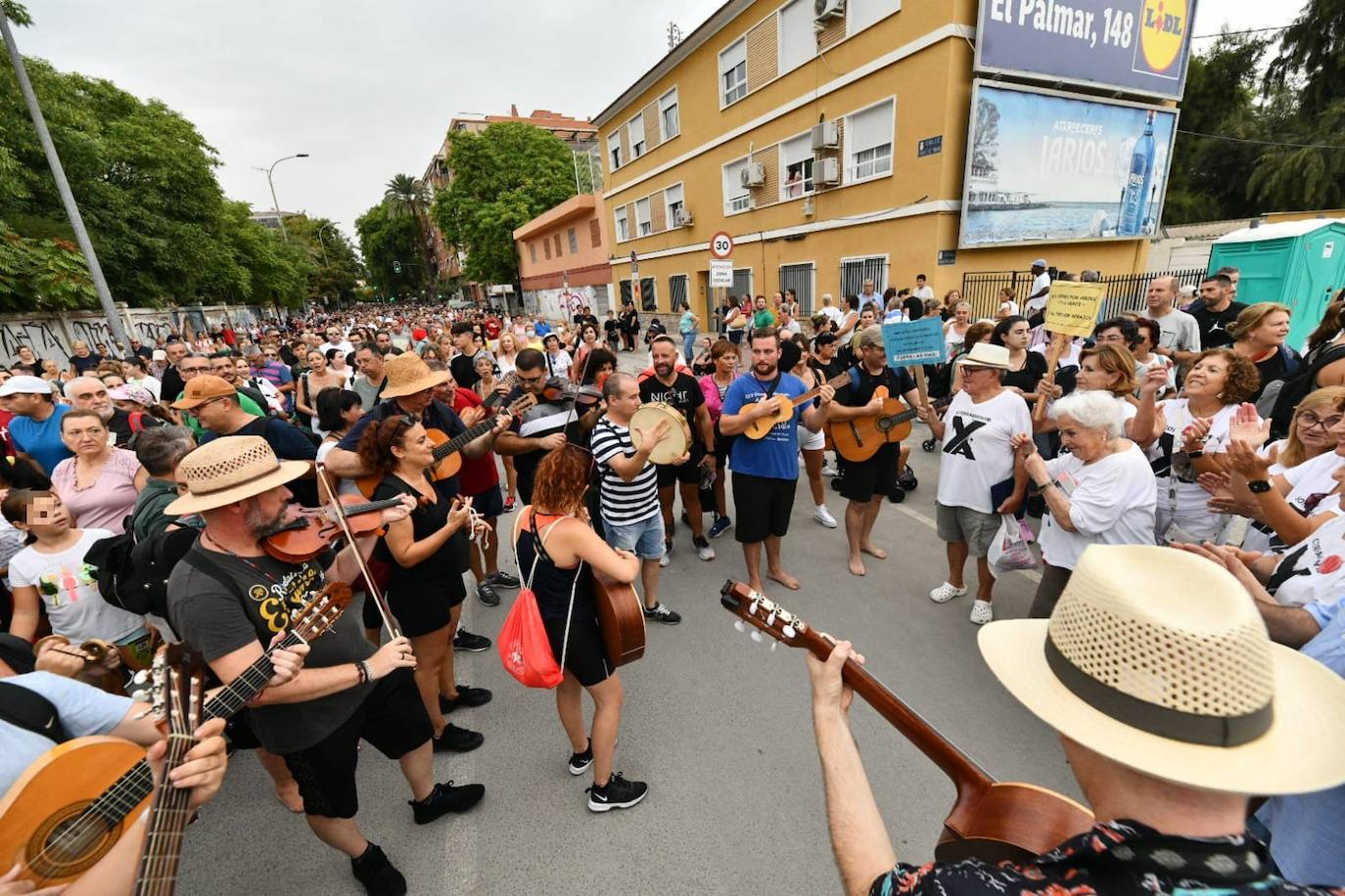 Miles de romeros acompañan a la Virgen de la Fuensanta de vuelta a su Santuario. 