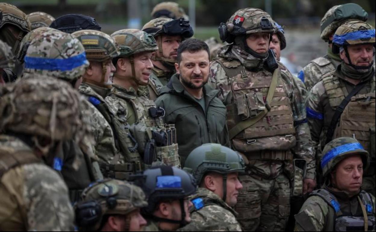 Imagen de varios miembros de las Fuerzas de Operaciones Especiales de Ucrania, posan junto a Zelenski.