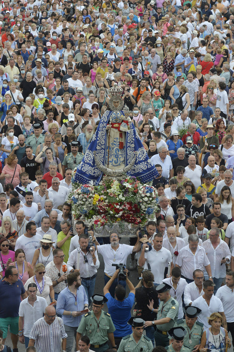 Miles de romeros acompañan a la Virgen de la Fuensanta de vuelta a su Santuario. 