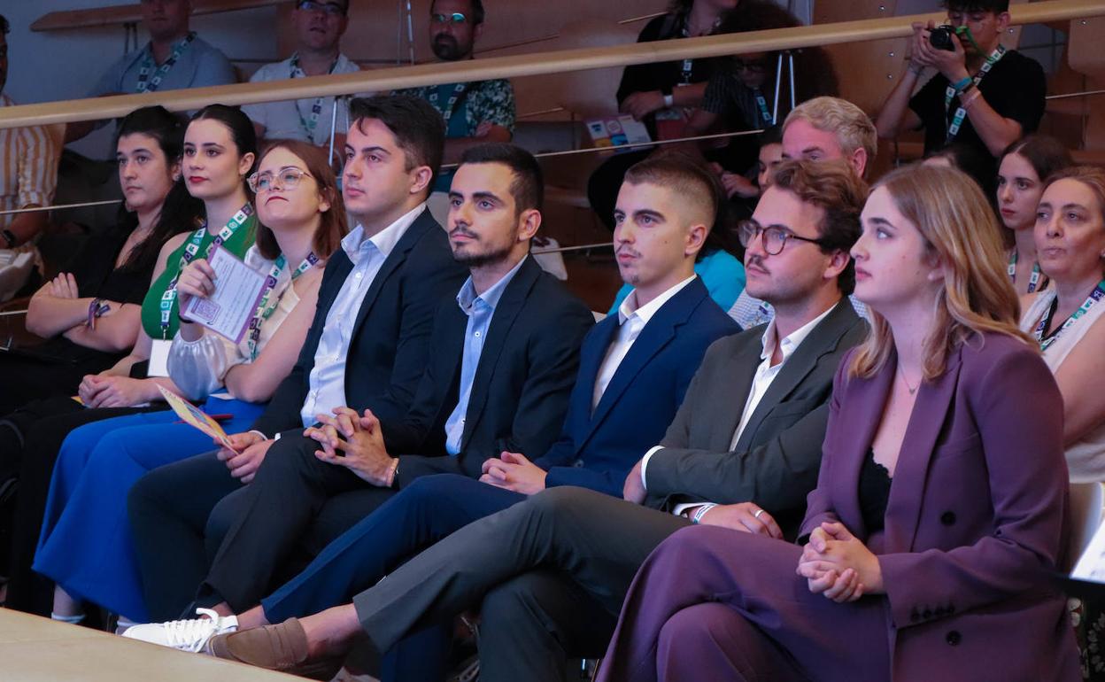 Antonio Amante (3º der), junto a los compañeros que conformarán la nueva Junta Directiva de Canae. 