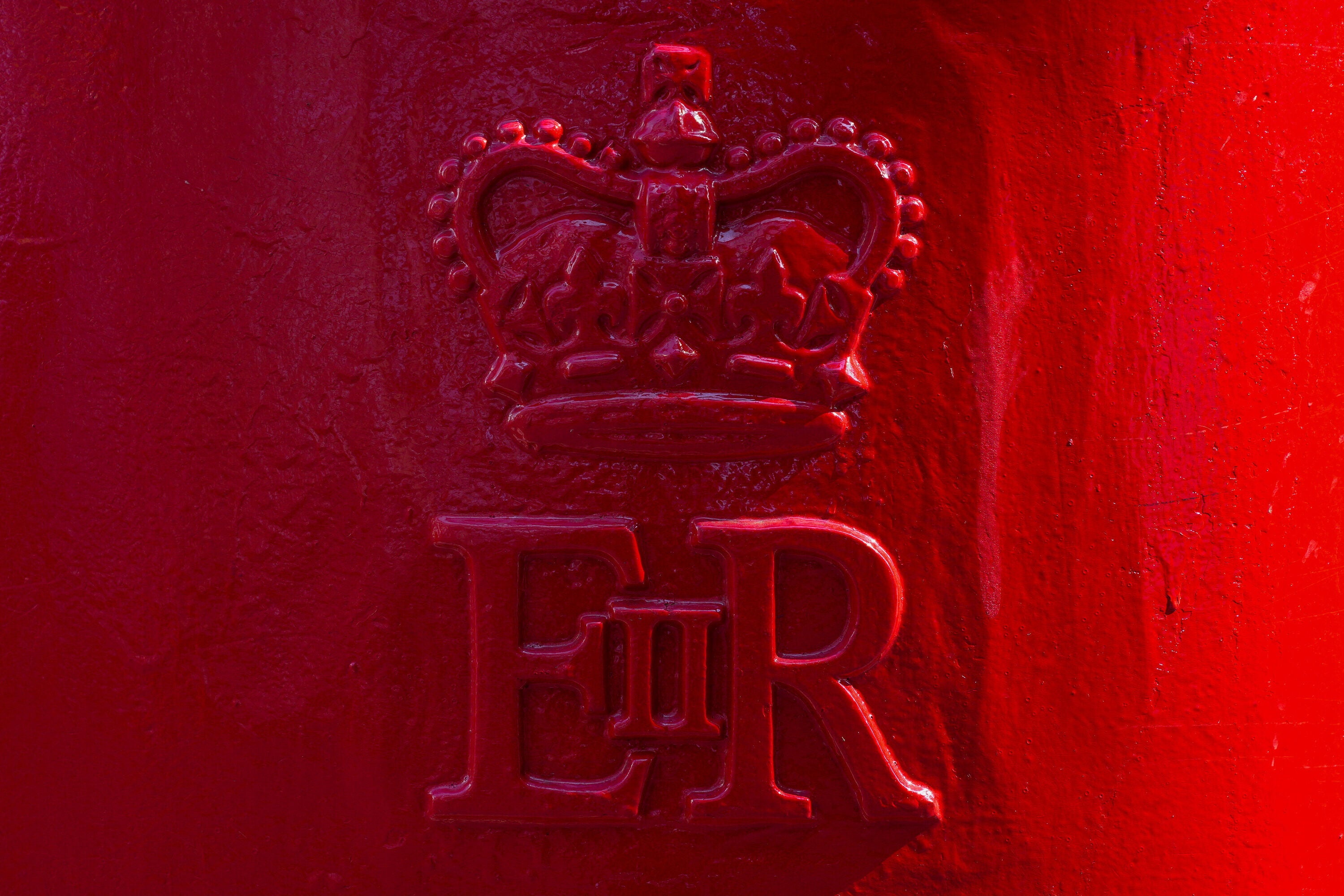 El logotipo con la corona de San Eduardo, pintado de rojo en un buzón del Royal Mail