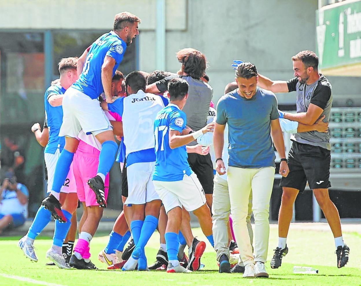 El Mar Menor celebra el gol de la victoria en Sevilla. 