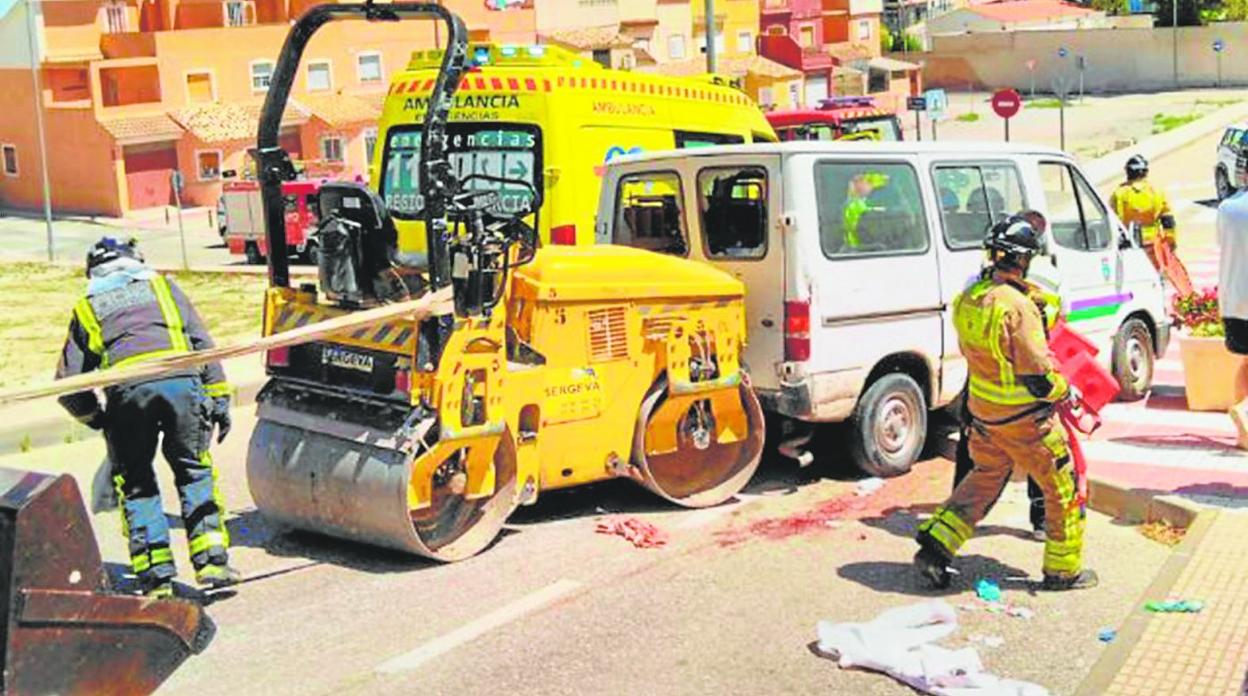 Servicios de emergencias atienden a un trabajador herido grave, en Bullas, al quedar atrapado bajo el rodillo de una máquina de asfaltado el año pasado. 