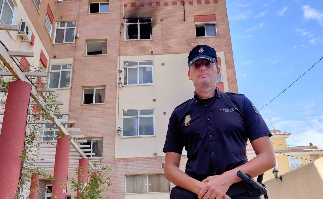 El agente que salvó a una familia, frente al edificio que sufrió el incendio. 