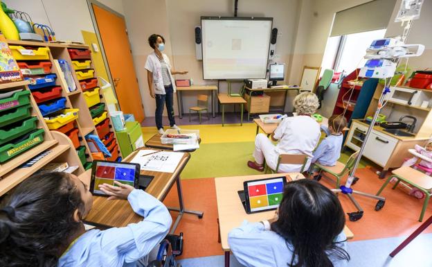 A clase en pijama y con una mochila cargada de emociones