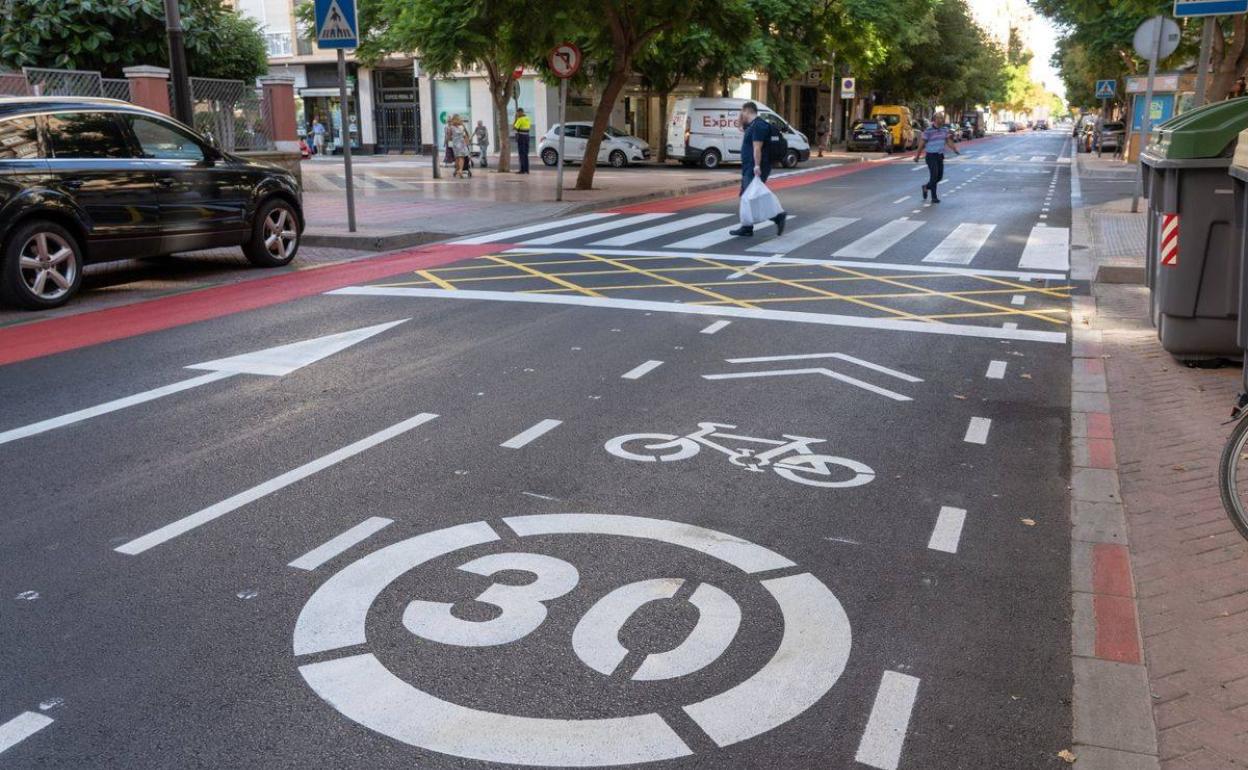 La calle Juan Fernández estrena un carril bici y un ciclocarril, en Cartagena.