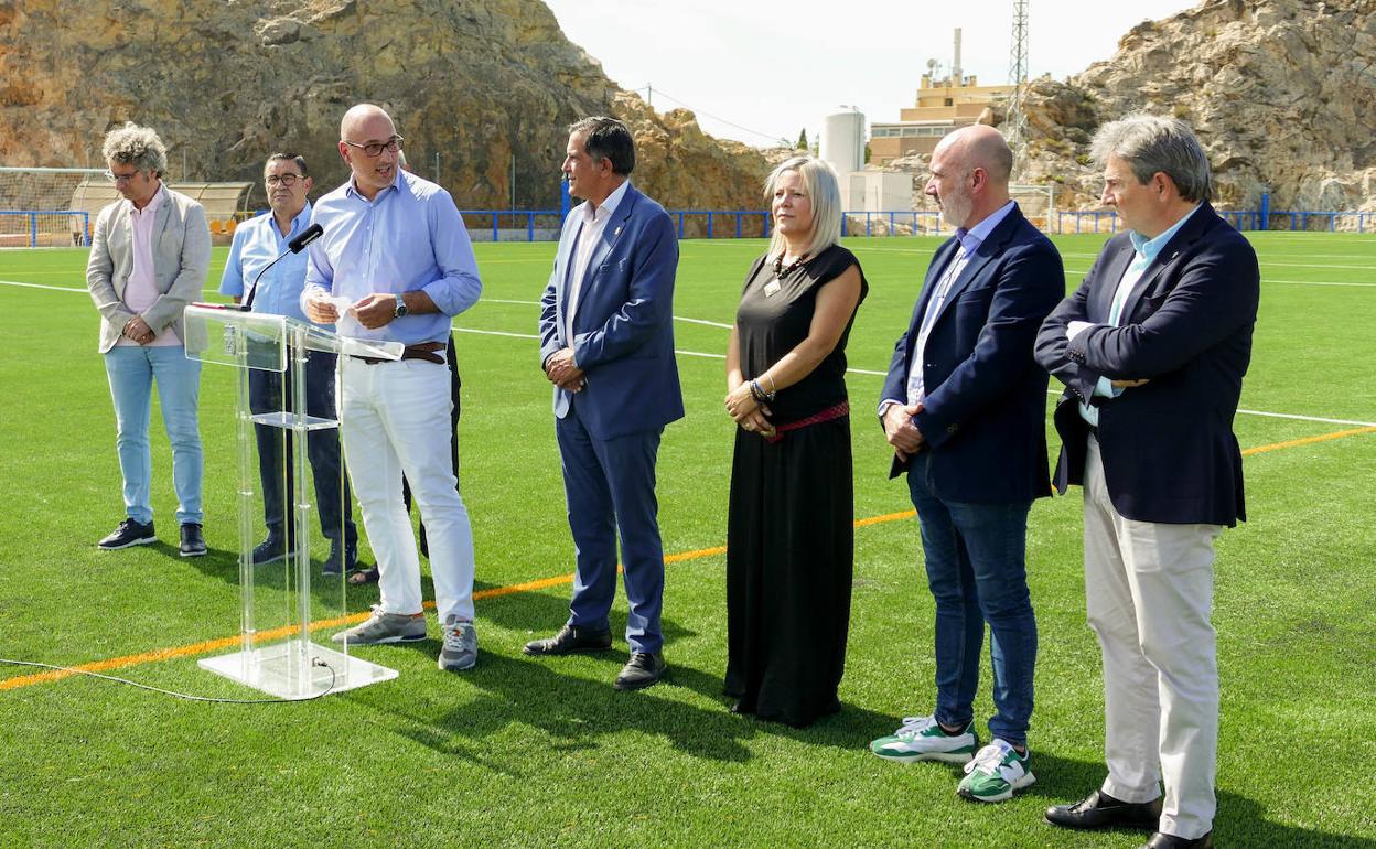 El alcalde de Murcia, José Antonio Serrano y el concejal Pedro García Rex durante la visita al campo de fútbol, este jueves.