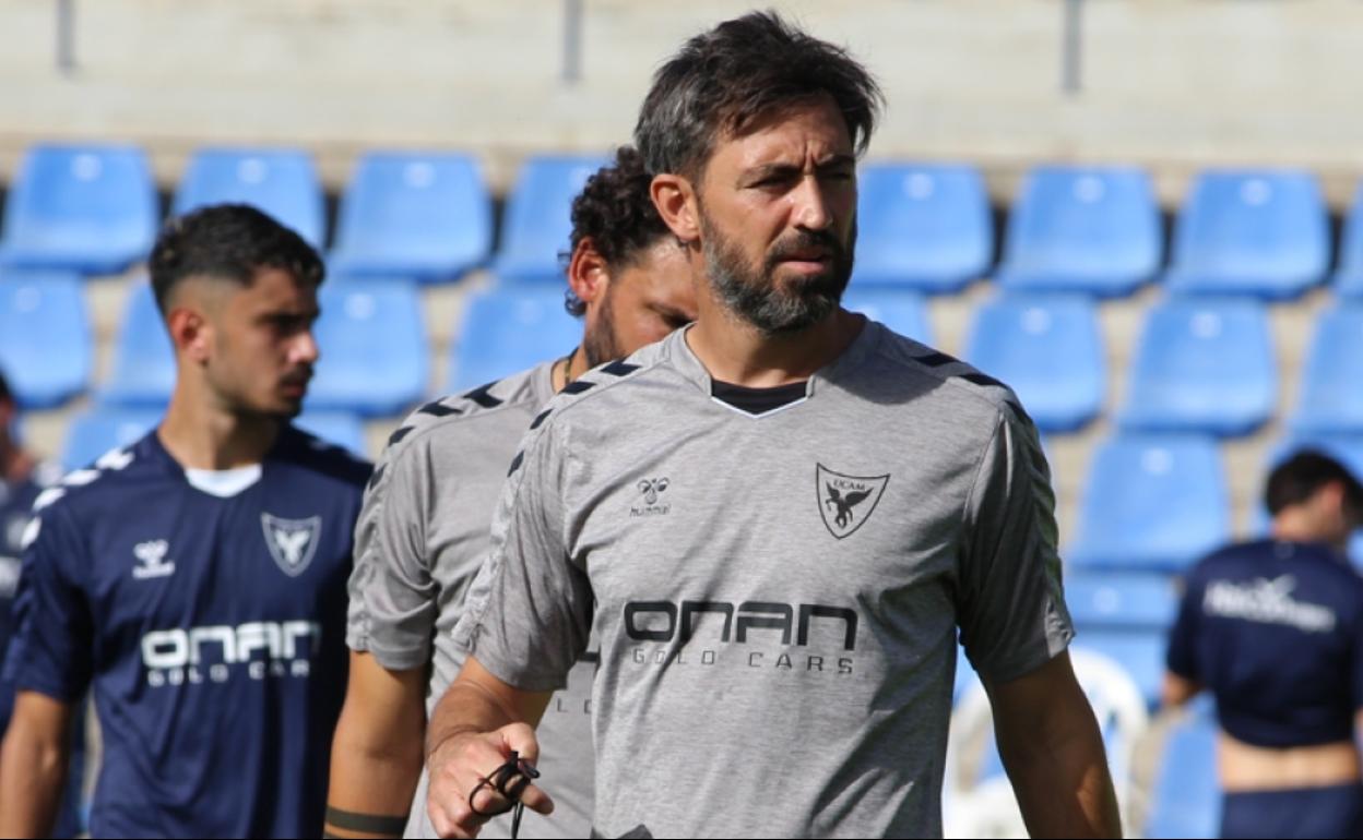 Molo, técnico de UCAM CF, dirigiendo un entrenamiento. 
