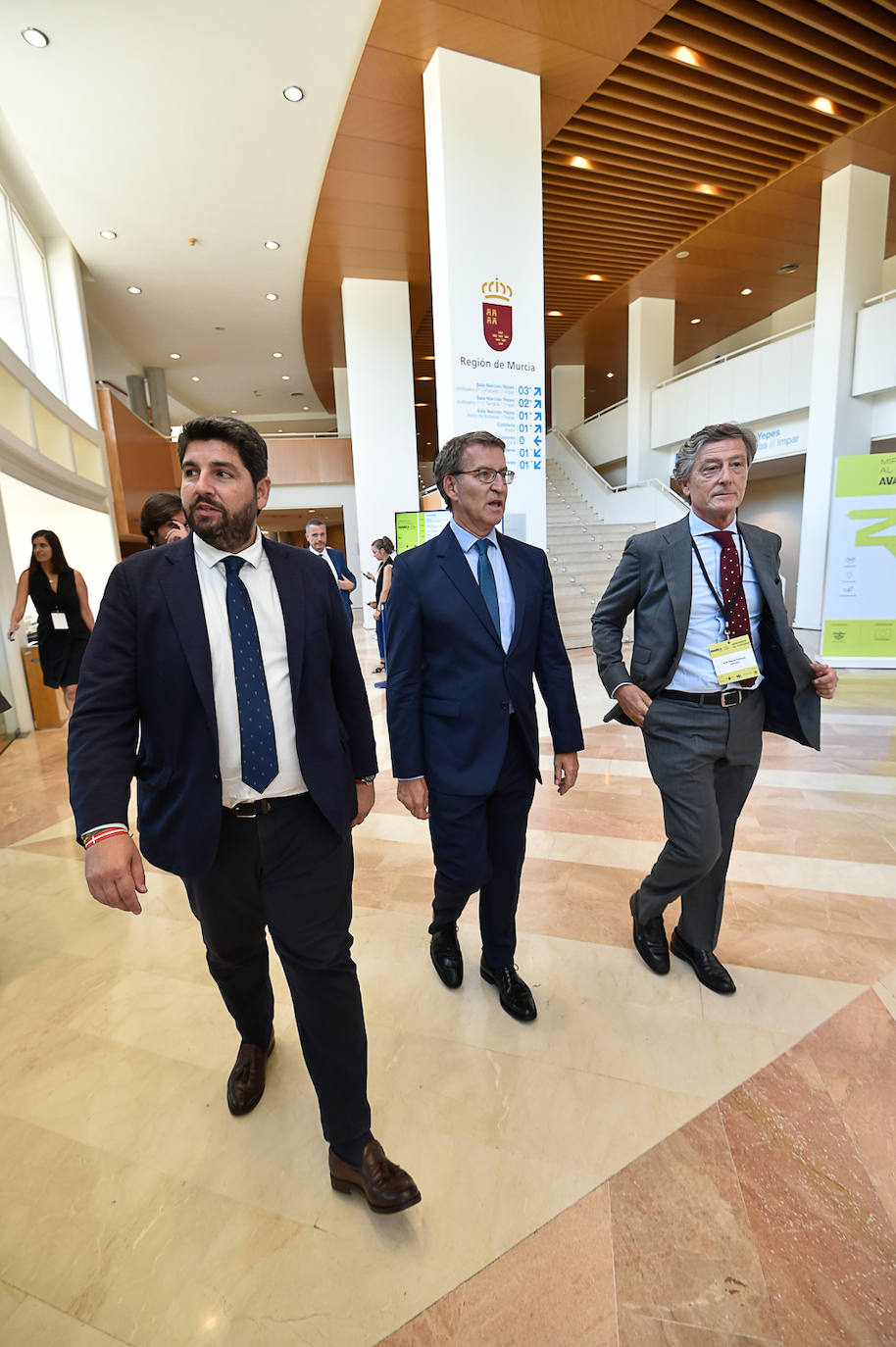 El jefe del Ejecutivo regional, Fernando López Miras, junto al presidente del Partido Popular, Alberto Núñez Feijóo, este viernes, antes de entrar al Foro de la Empresa Familiar de la Región de Murcia. 