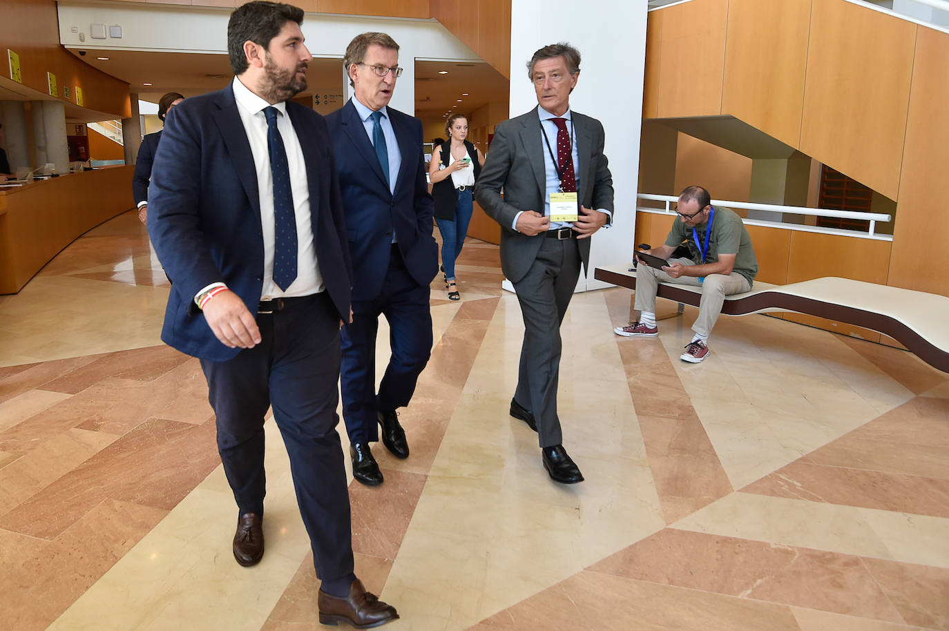 El jefe del Ejecutivo regional, Fernando López Miras, junto al presidente del Partido Popular, Alberto Núñez Feijóo, este viernes, antes de entrar al Foro de la Empresa Familiar de la Región de Murcia. 