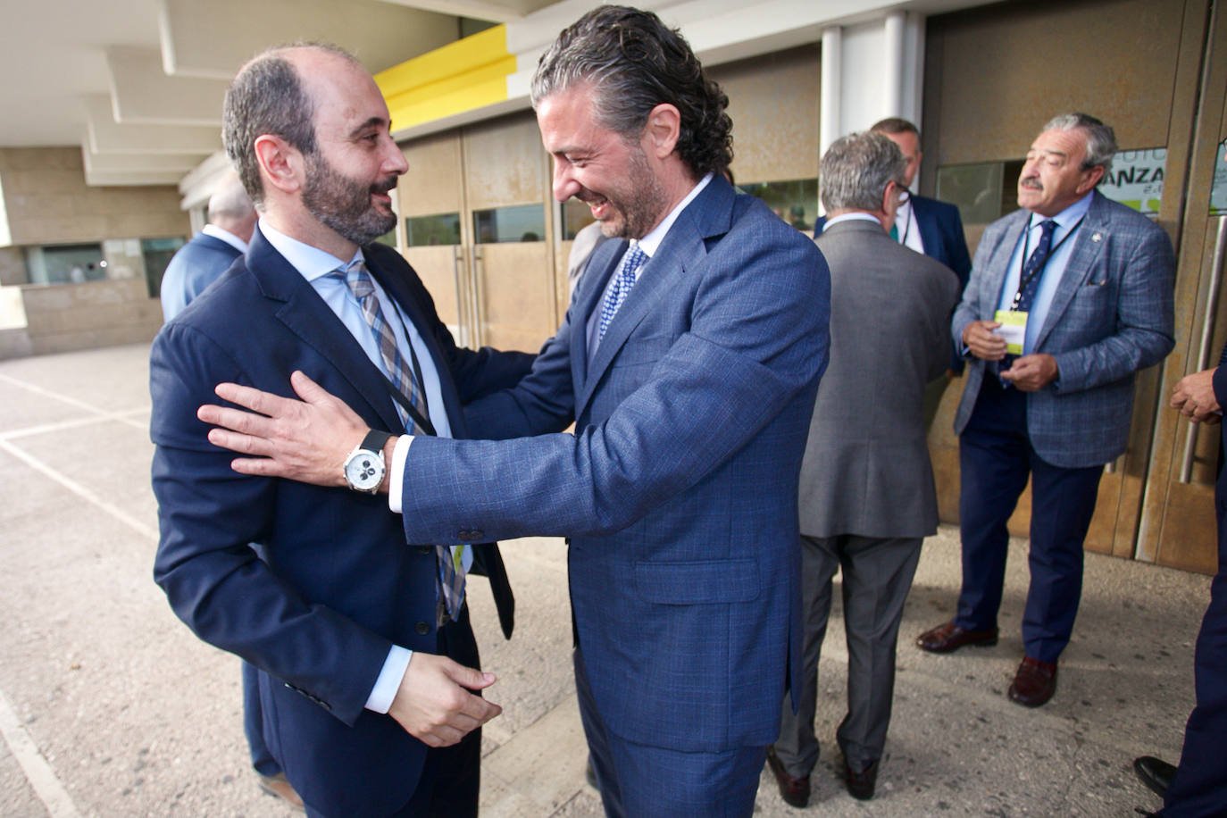 El jefe del Ejecutivo regional, Fernando López Miras, junto al presidente del Partido Popular, Alberto Núñez Feijóo, este viernes, antes de entrar al Foro de la Empresa Familiar de la Región de Murcia. 