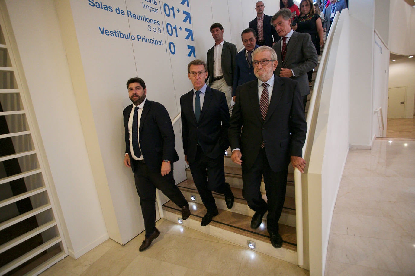 El jefe del Ejecutivo regional, Fernando López Miras, junto al presidente del Partido Popular, Alberto Núñez Feijóo, este viernes, antes de entrar al Foro de la Empresa Familiar de la Región de Murcia. 
