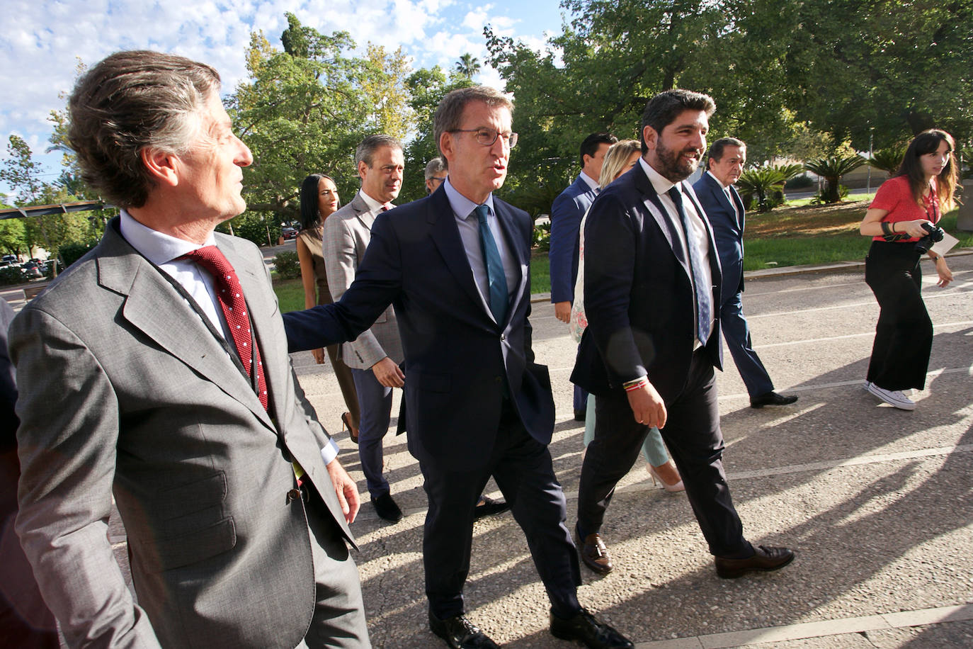 El jefe del Ejecutivo regional, Fernando López Miras, junto al presidente del Partido Popular, Alberto Núñez Feijóo, este viernes, antes de entrar al Foro de la Empresa Familiar de la Región de Murcia. 