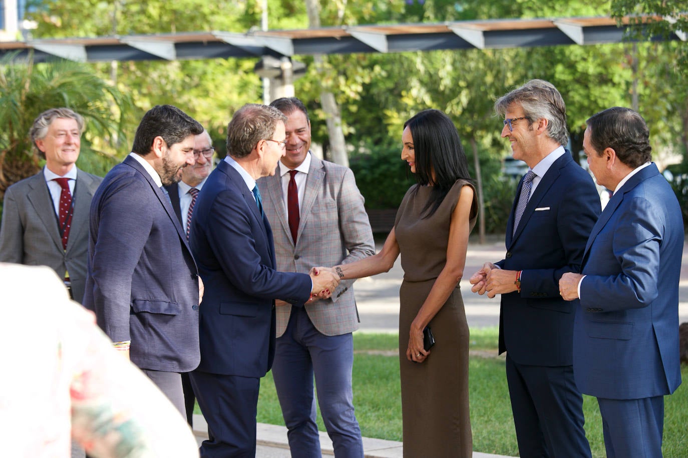 El jefe del Ejecutivo regional, Fernando López Miras, junto al presidente del Partido Popular, Alberto Núñez Feijóo, este viernes, antes de entrar al Foro de la Empresa Familiar de la Región de Murcia. 