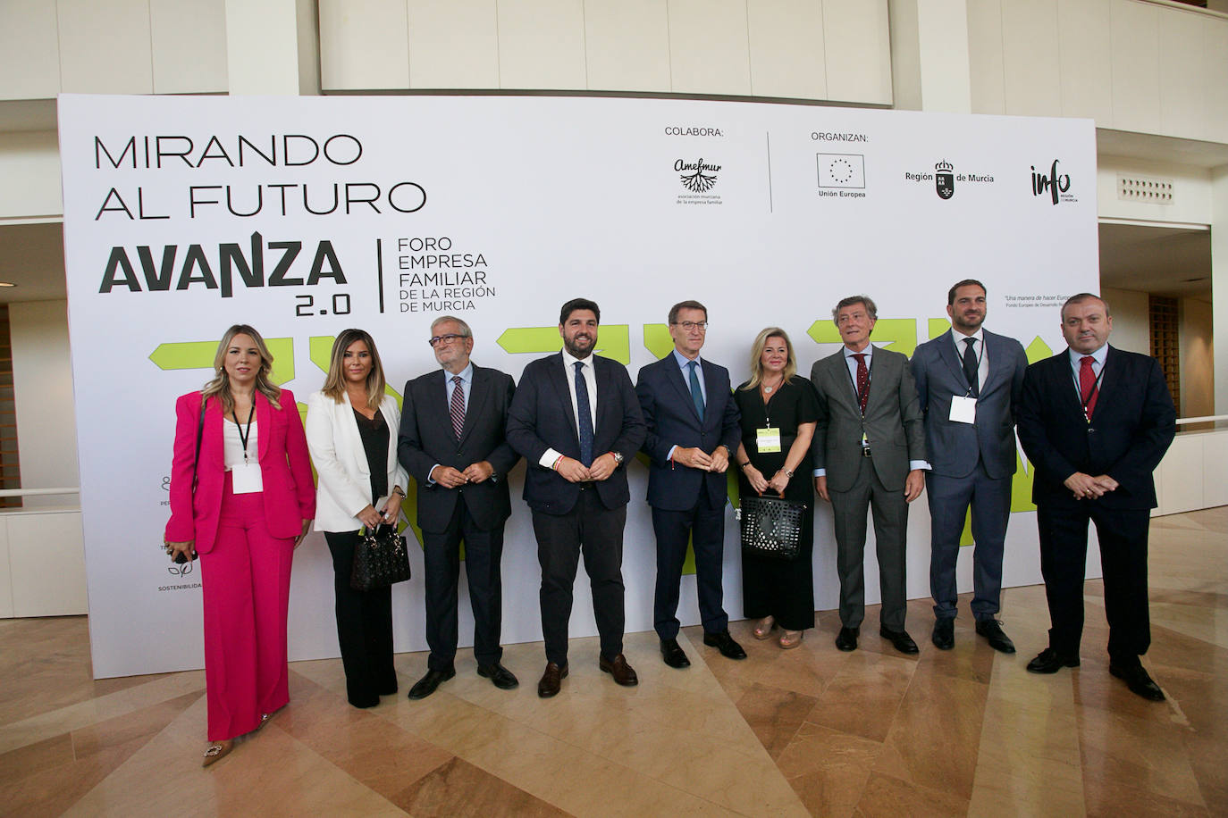 El jefe del Ejecutivo regional, Fernando López Miras, junto al presidente del Partido Popular, Alberto Núñez Feijóo, este viernes, antes de entrar al Foro de la Empresa Familiar de la Región de Murcia. 